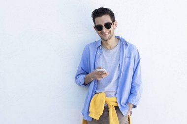 cep telefonu duvar ile genç adam