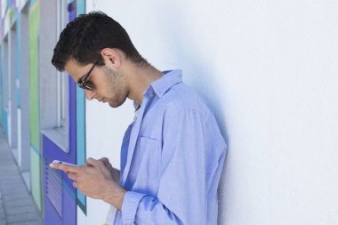 cep telefonu duvar ile genç adam