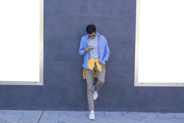 Genç Moda cep telefonu duvardaki