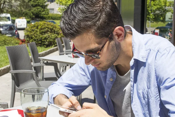 Νεαρός Άνδρας Κινητό Τηλέφωνο Στη Βεράντα Της Καφετέριας — Φωτογραφία Αρχείου
