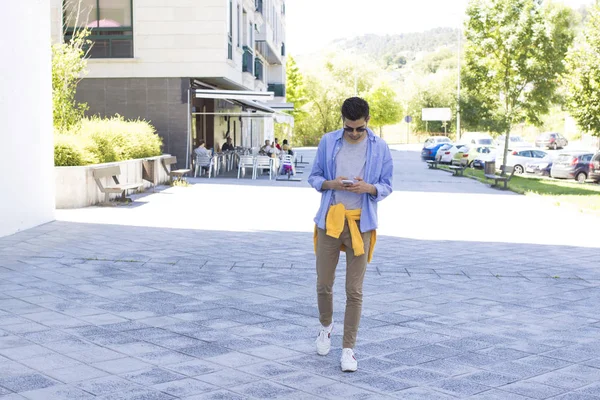 Ung Man Med Mobiltelefon Gatan — Stockfoto