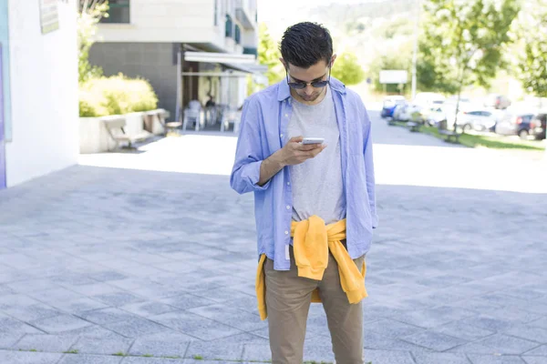 Jonge Man Met Mobiele Telefoon Straat — Stockfoto