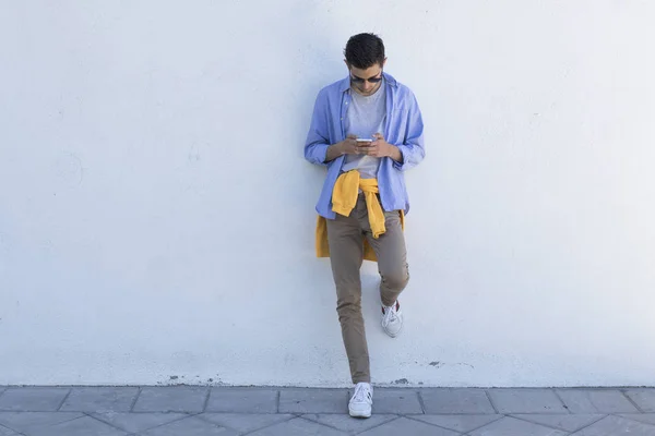 Jeune Homme Avec Téléphone Portable Sur Mur — Photo