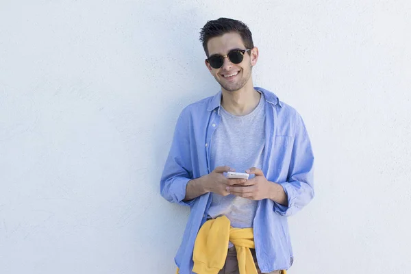 Jovem Com Telefone Celular Para Moda Parede Azul — Fotografia de Stock