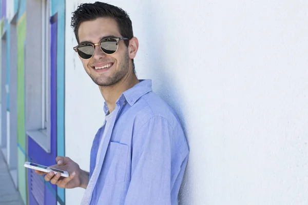 Joven Con Teléfono Móvil Pared — Foto de Stock