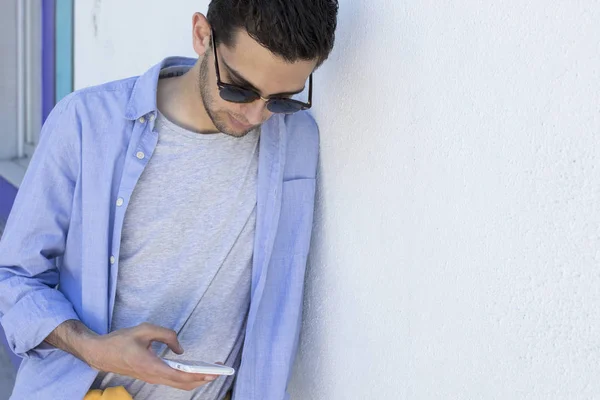 Jonge Man Met Mobiele Telefoon Muur — Stockfoto