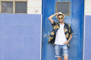 Kentsel genç sokak mavi duvar içinde moda