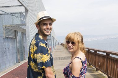 açık havada yürümek çift gülümsüyor