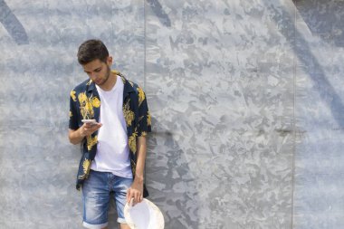 cep telefonu reklamları veya metin alanı olan duvardaki ile genç adam