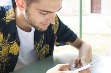 Genç closeup açık masa üstünde hareket eden telefon ile