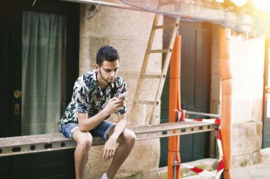 Genç inşaat açık cep telefonu ile