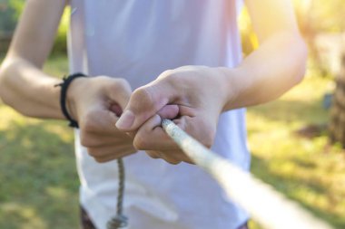 kuvvet ile ip çekerek ellerin yakın çekim