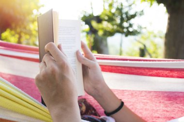 hamakta okuma kitabı elleriyle