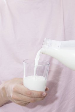 şişe cam, taze süt ve süt ile genç adam