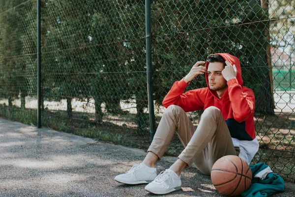 Giovane Alla Moda Sul Campo Basket — Foto Stock