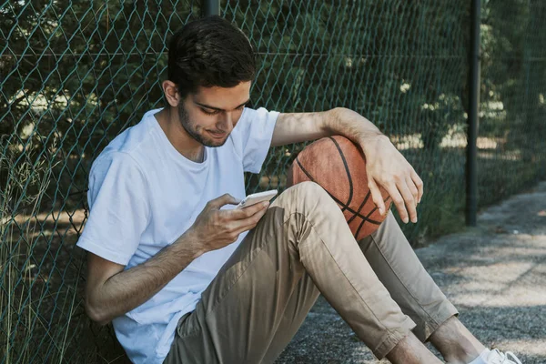 Adolescente Joven Con Teléfono Móvil Baloncesto — Foto de Stock