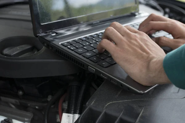 Hands Laptop Verificarea Motorului Auto Defecțiuni Reparații — Fotografie, imagine de stoc