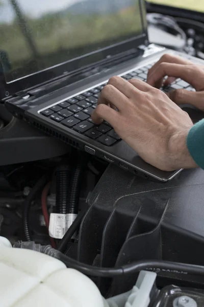 Hands Laptop Verificarea Motorului Auto Defecțiuni Reparații — Fotografie, imagine de stoc