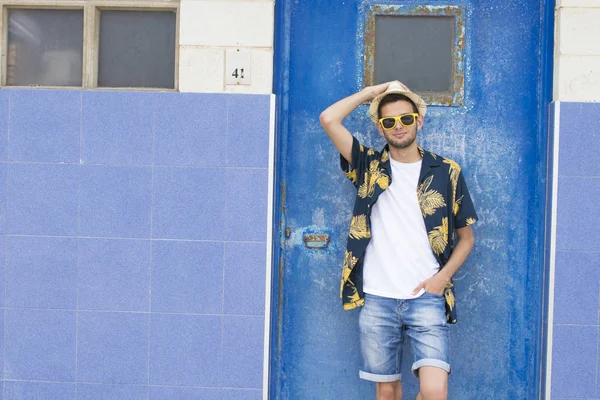 Kentsel genç sokak mavi duvar içinde moda