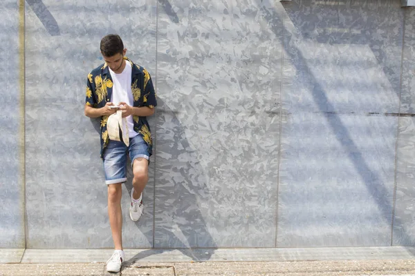 cep telefonu reklamları veya metin alanı olan duvardaki ile genç adam