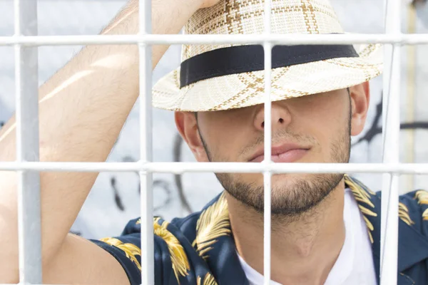 Portret Van Een Jonge Man Achter Tralies Hekken — Stockfoto