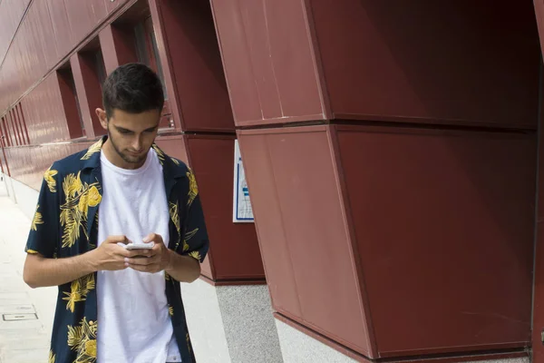 Jovem Com Telefone Celular Andando Pela Rua — Fotografia de Stock