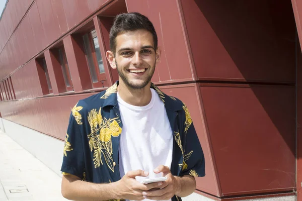 Joven Con Teléfono Móvil Caminando Por Calle — Foto de Stock