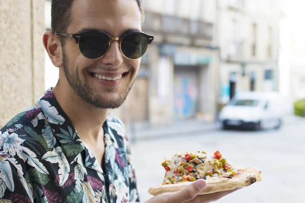 Giovane Uomo Sorridente Mangiare Pizza All Aperto Città — Foto Stock