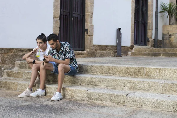 arkadaşlar veya cep telefonu ile sokakta gençlik