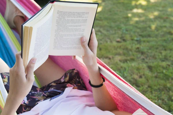 hamakta okuma kitabı elleriyle