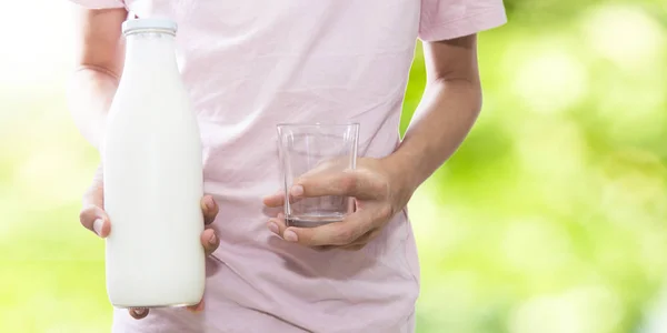 Junger Mann Mit Flasche Milch Und Glas Frische Milch — Stockfoto