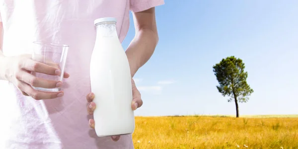 Junger Mann Mit Flasche Milch Und Glas Frische Milch — Stockfoto