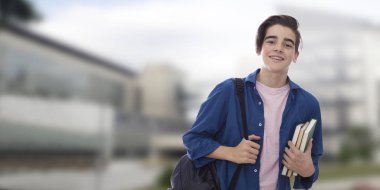 açık arka plan kitapları ile modern öğrenci