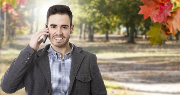 Hombre Negocios Hablando Teléfono Móvil Con Fondo Otoño — Foto de Stock