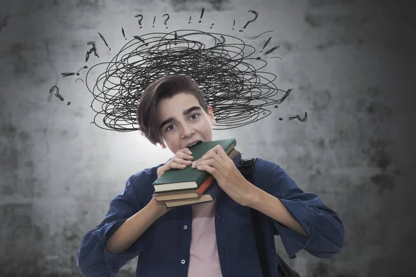 Estudante Estressante Mordendo Livros Problemas — Fotografia de Stock