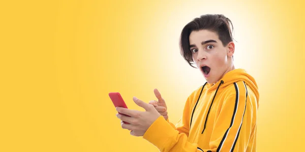 Jeune Adolescent Avec Téléphone Portable Expression Isolée — Photo