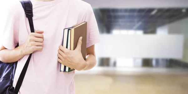 Main Étudiant Avec Des Livres Une Formation Collégiale Universitaire — Photo