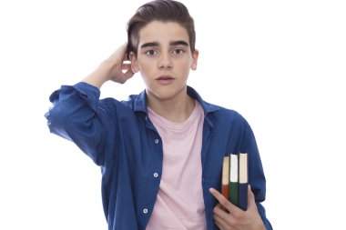 Beyaz arka planda izole kitap ile öğrenci