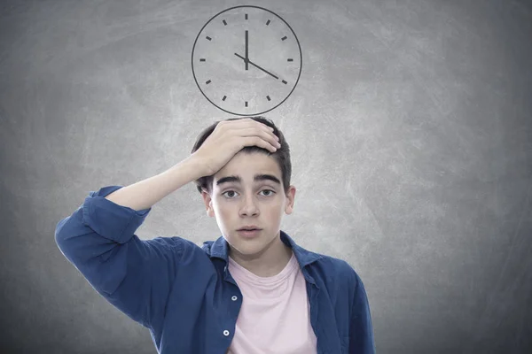 青少年与时钟和表情迟到 时间表 — 图库照片
