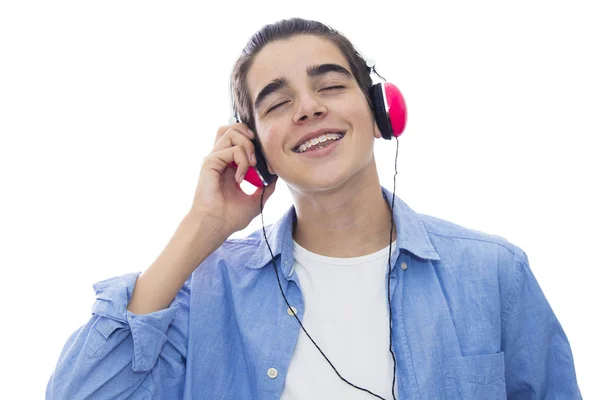 携帯電話とヘッドフォン ホワイトで孤立した音楽を聴くと若い男 — ストック写真