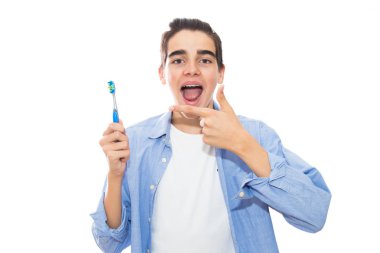 Genç diş fırçası ile diş teli ile