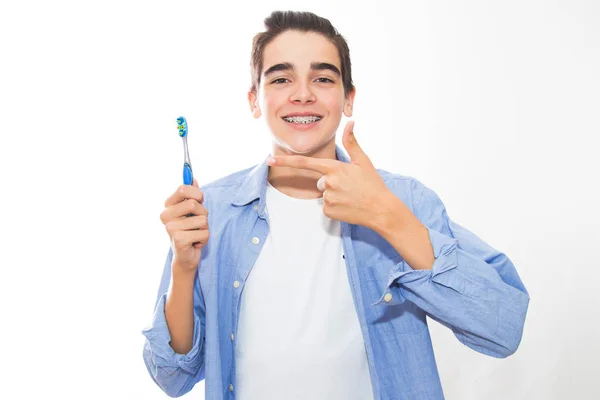 Jeune Sourire Montrant Brosse Dents Hygiène Dentaire — Photo