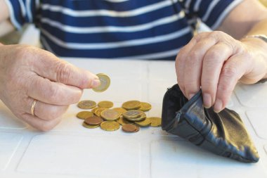 Cüzdanında para biriktiren el.