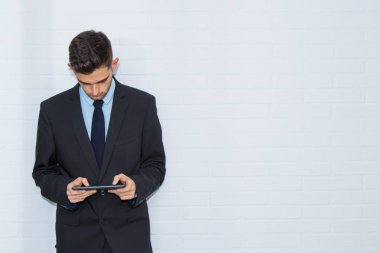 beyaz duvar aygıt veya tablet danışmanlık iş adamı