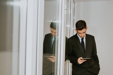 bilgisayar veya dijital tablet ile iş adamı