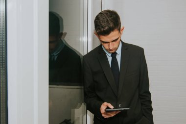 bilgisayar veya dijital tablet ile iş adamı