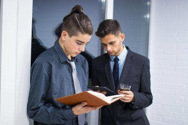 Ofiste çalışanlar.