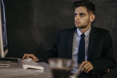 bilgisayarda çalışan iş adamı