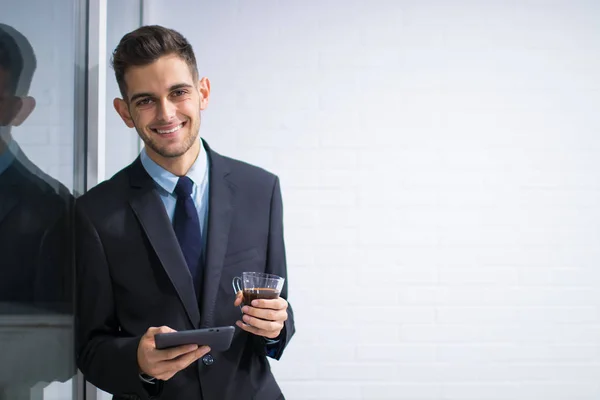 Uomo Affari Sorridente Con Computer Tazza Caffè — Foto Stock