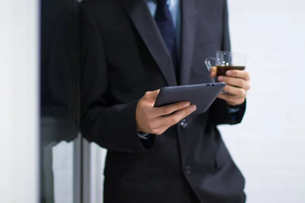 Uomo Affari Con Tablet Computer Tazza Caffè — Foto Stock